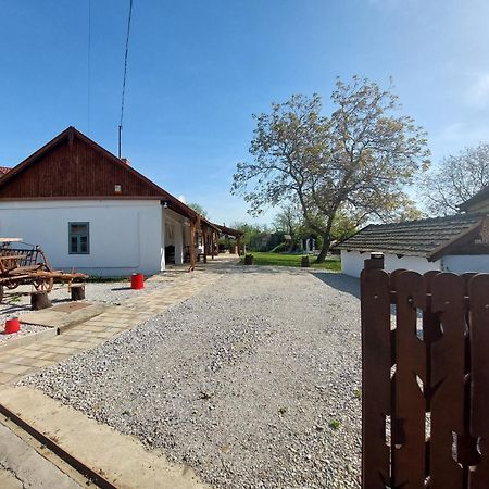 Trinity Vendeghaz Abadszalok Villa Luaran gambar