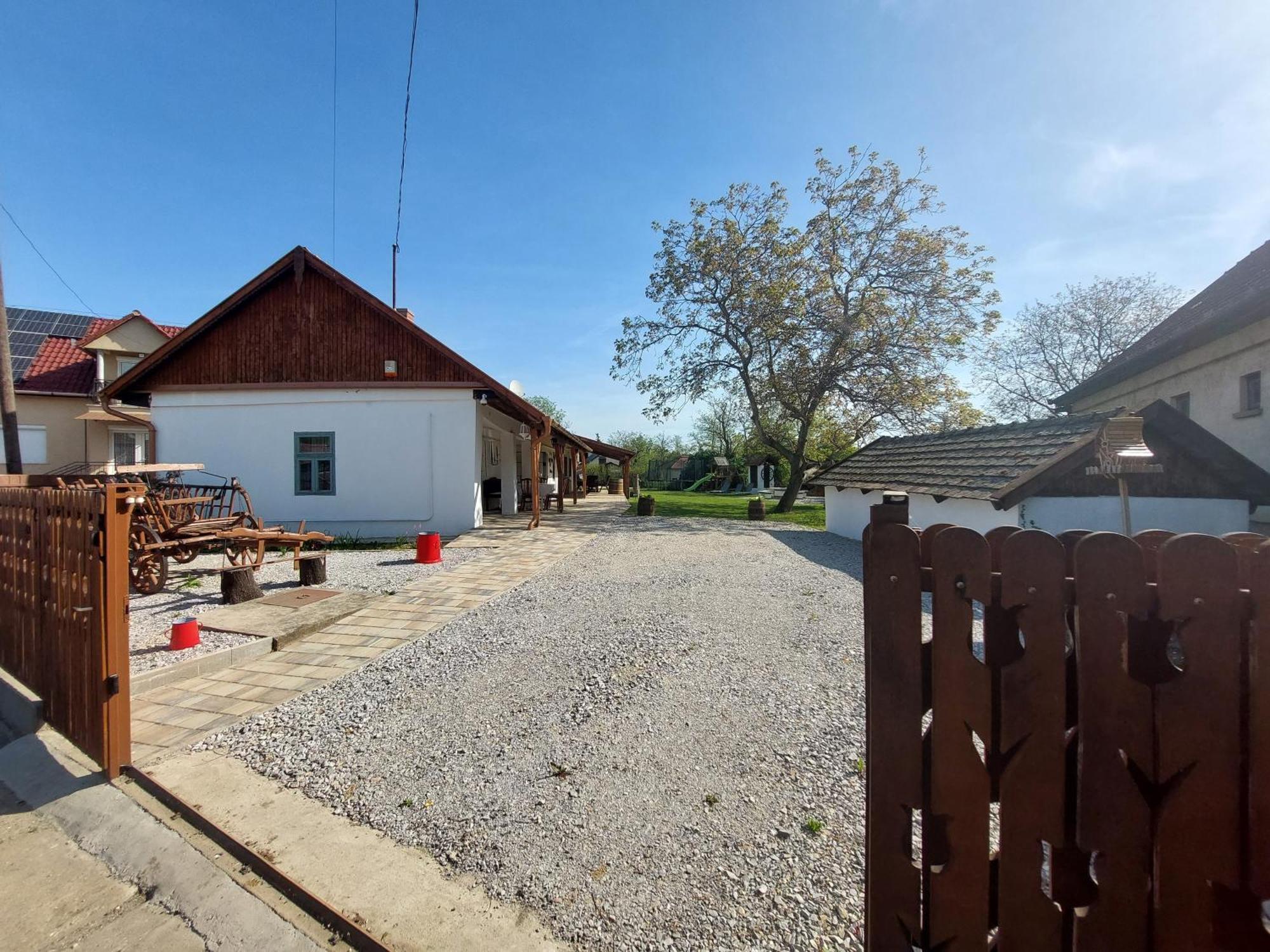 Trinity Vendeghaz Abadszalok Villa Luaran gambar